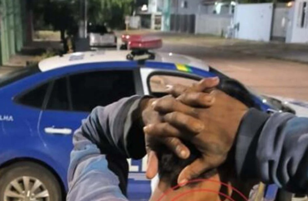 Homem é flagrado com faca e simulacro de arma de fogo no Centro