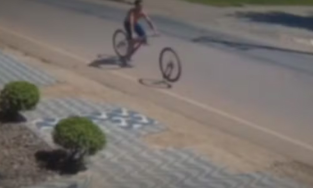 Adolescente sofre acidente grave ao empinar bicicleta e roda se soltar