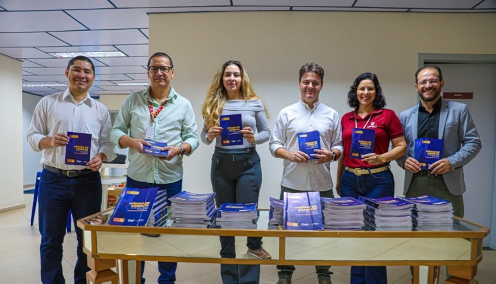 Ministério Público de Rondônia distribui exemplares do Código de Conduta a membros e servidores