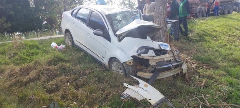 Casal fica ferido após carro sair da pista e colidir com árvore na RO-133
