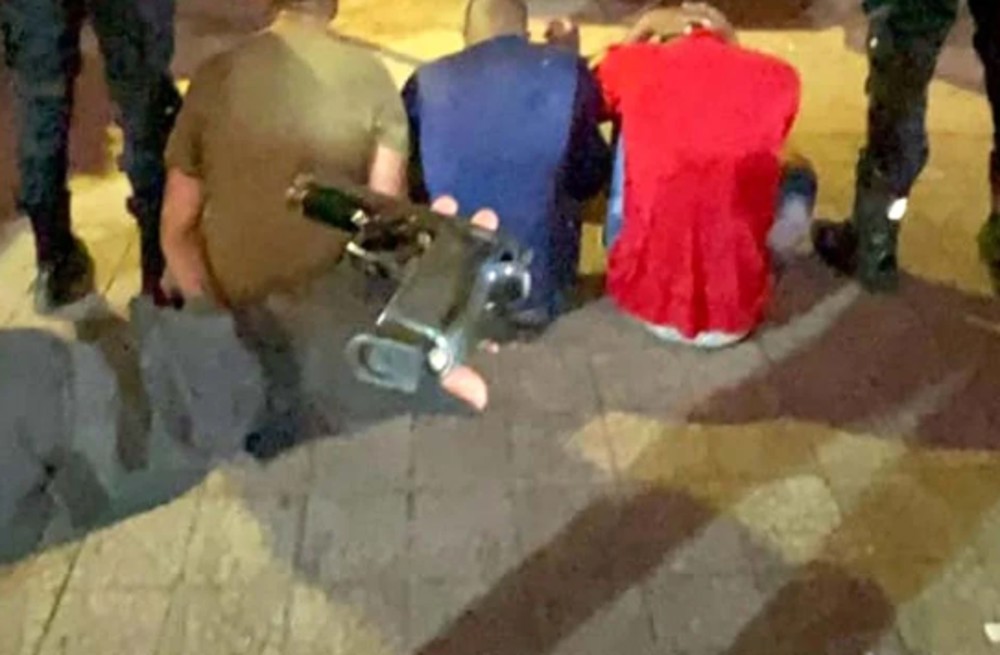 Acusados de executar homem a tiros são presos em frente de hospital