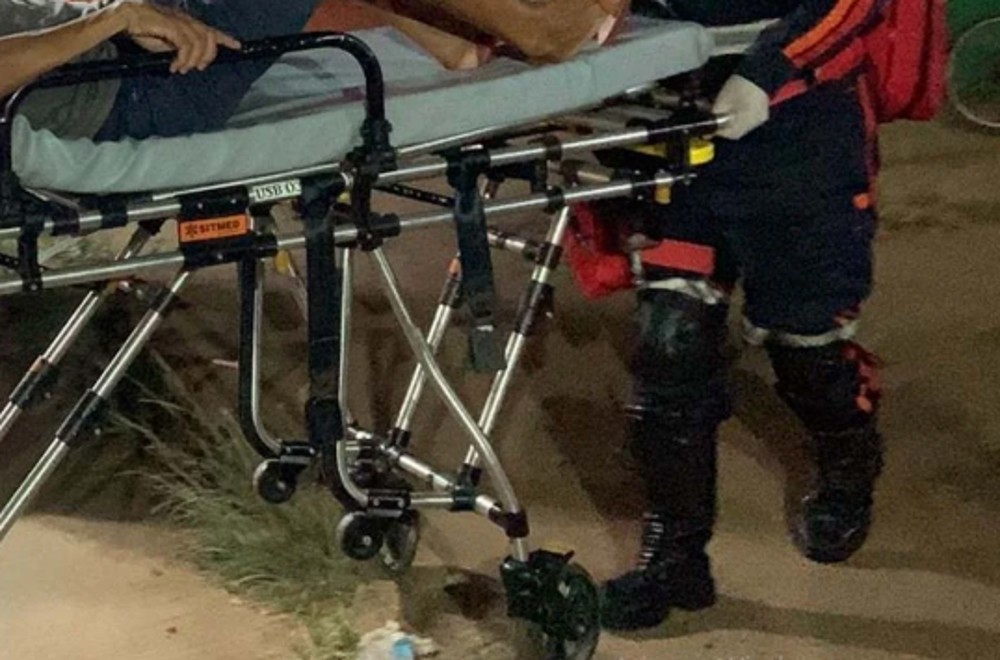 Adolescente é atacado a tiros pela vizinha após discussão