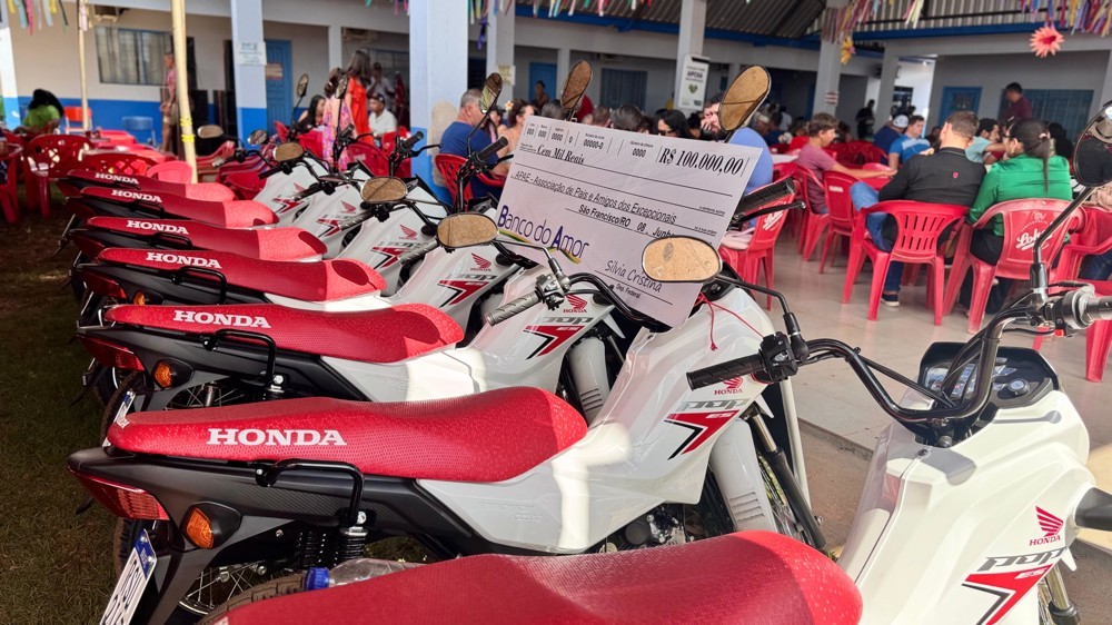 Sílvia Cristina finaliza entrega de motocicletas aos Agentes Comunitários de Saúde
