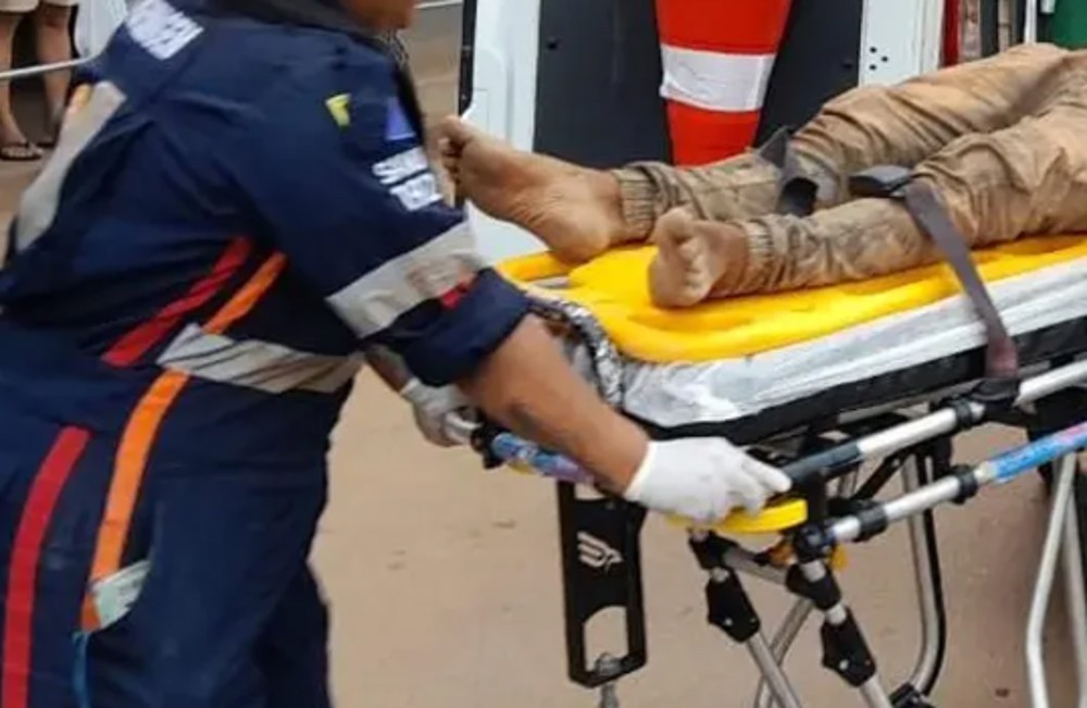 Pedreiro é atacado com socos, chutes e pauladas durante confusão em bar