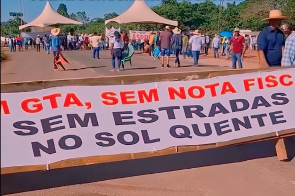 BR-364 volta a ser totalmente bloqueada por produtores rurais em Cujubim