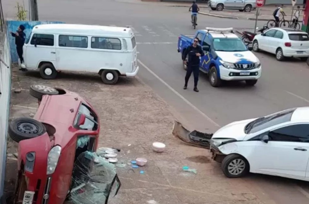 Carro capota após colisão em frente a Terminal Rodoviário de Rolim de Moura