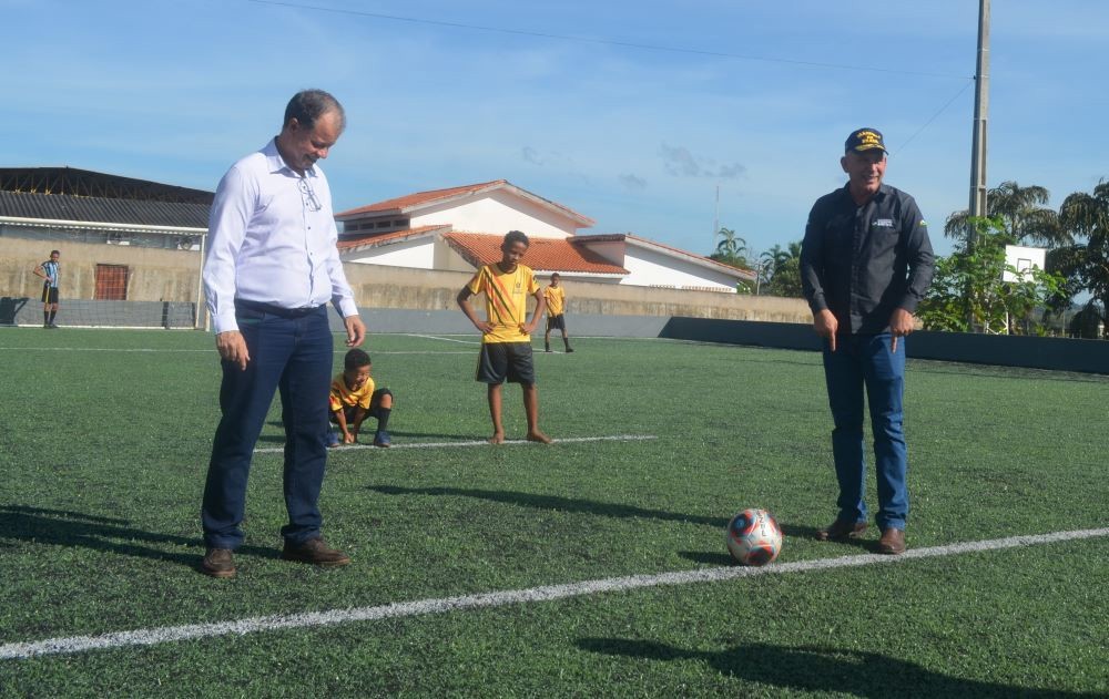 Ezequiel Neiva prestigia inauguração do primeiro campo público com gramado sintético