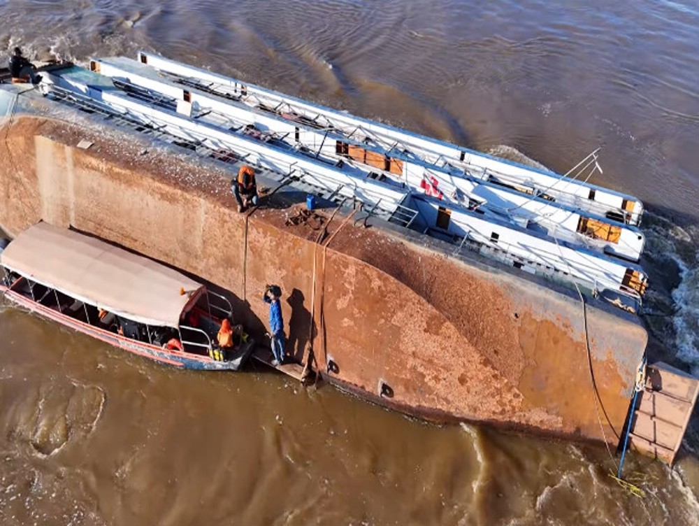 Vídeo: Operação de resgate do barco Walter Bartolo segue no Rio Mamoré