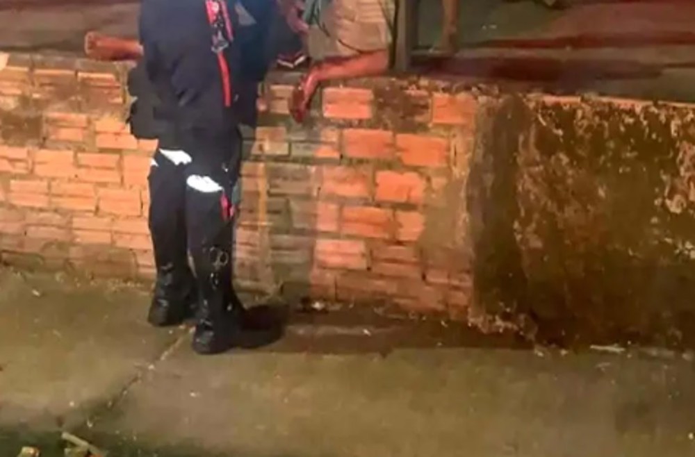 Jovem é baleado nas mãos e na perna em condomínio