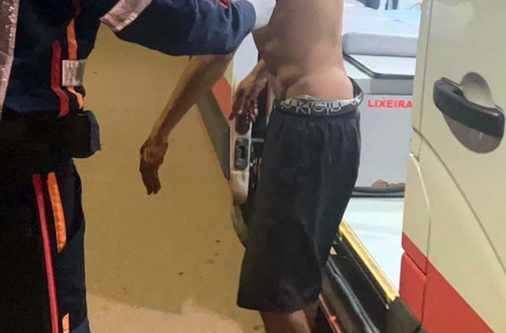 Jovem é baleado nas duas mãos por bando em carro