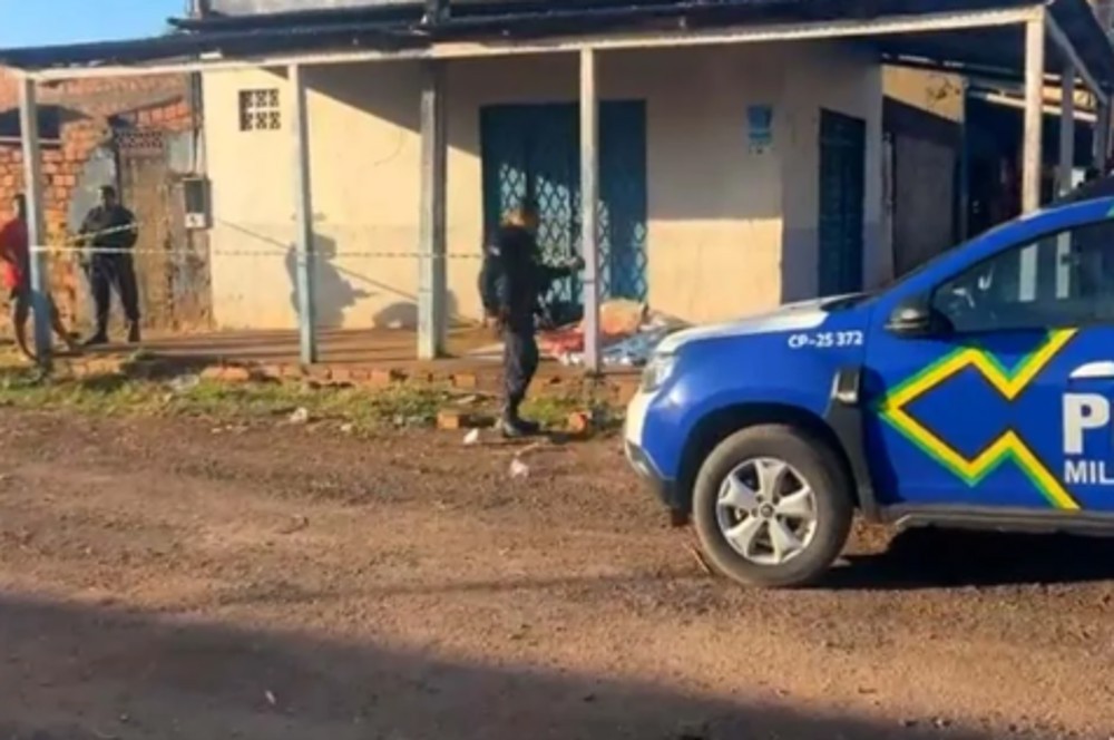 Homem é assassinado brutalmente na calçada de comércio