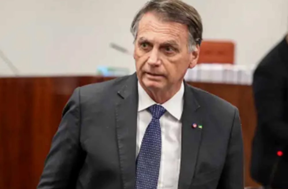 PF diz que Bolsonaro e Carlos integravam organização criminosa na Abin