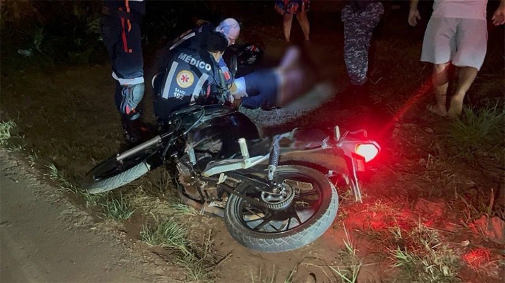Motociclista é baleado após fugir da polícia e fazer gesto suspeito durante perseguição