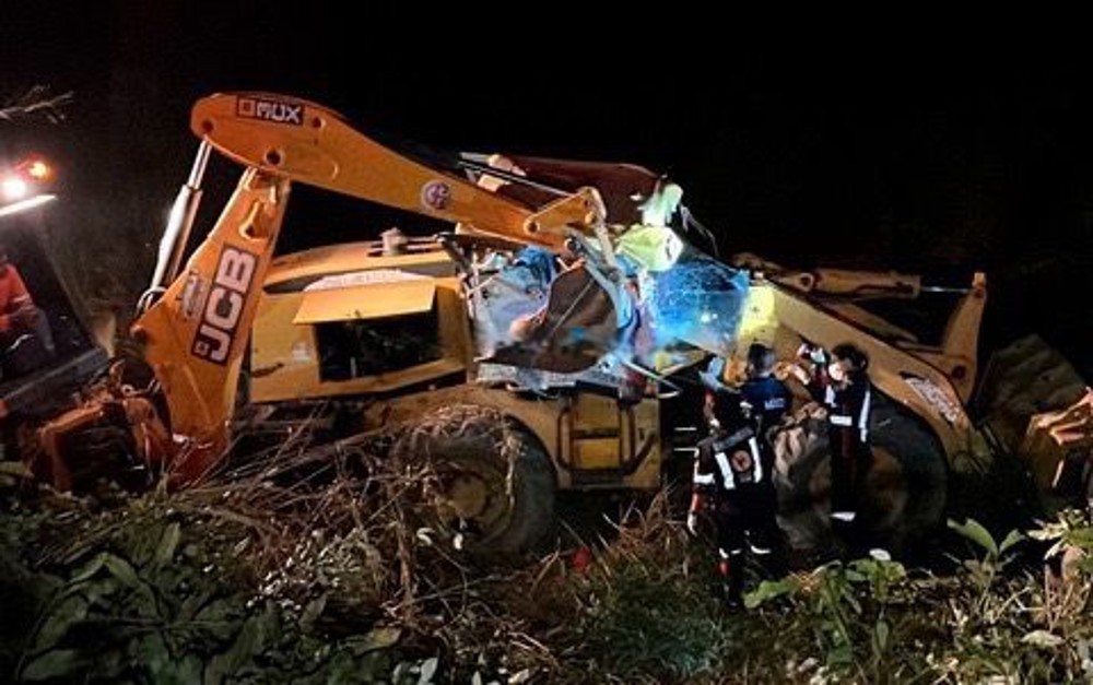 Trabalhador morre prensado após capotamento de escavadeira na BR-364