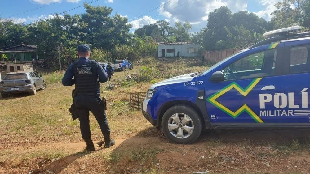 Amarrados e amordaçados, dois corpos masculinos com sinais de tortura são encontrados dentro de casa