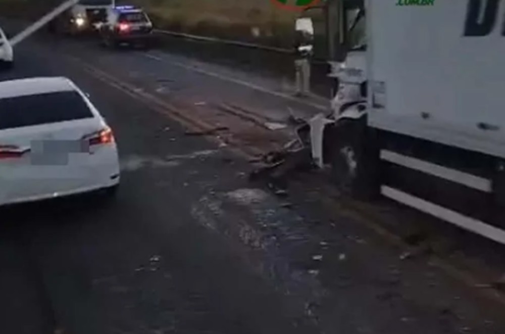 Acidente envolvendo três caminhões mobiliza equipes de resgate na BR-364