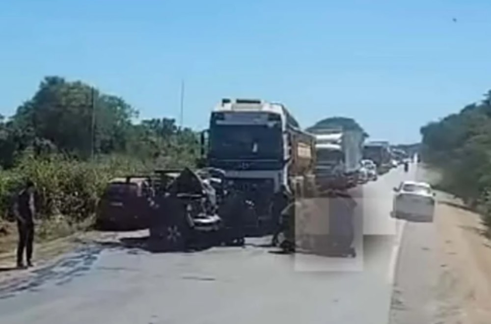 Motorista fica preso as ferragens em colisão entre caminhonete e carreta