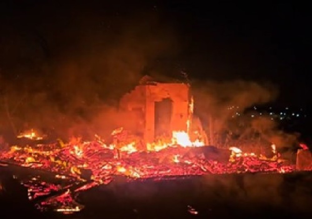 Incêndio destrói residência em Nova Brasilândia; ex-companheiro é suspeito de causar fogo por ciúmes