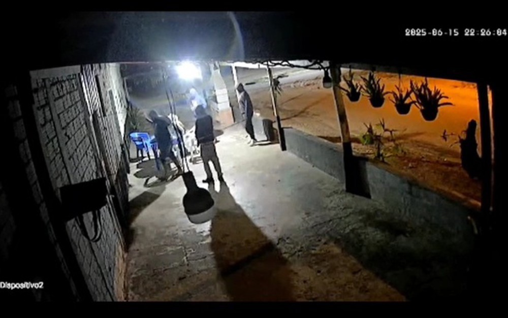 Adolescente é agredida por homens encapuzados em lanchonete