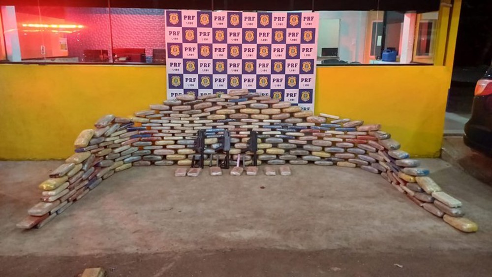 PRF apreende 262,78 kg de drogas e armas sendo transportadas por caminhoneiro em Rondônia 