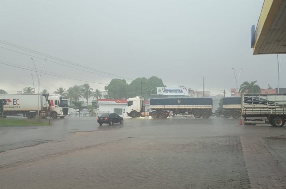 Região central de Rondônia amanheceu nesta segunda-feira com muita chuva