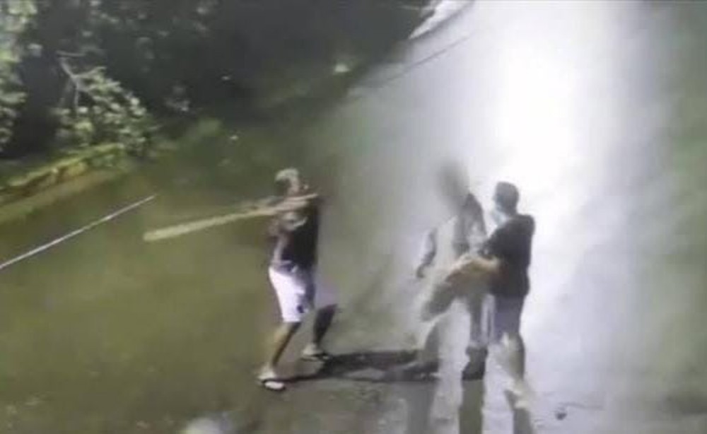 Homem é espancado brutalmente a pauladas por trio no meio da rua