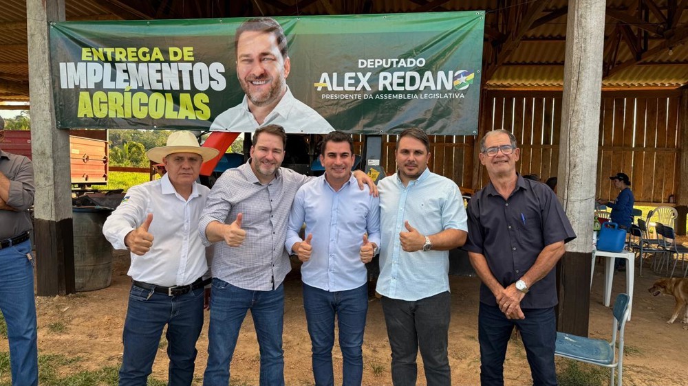 Deputado Alex Redano entrega implementos agrícolas para a Associação Canachoeira
