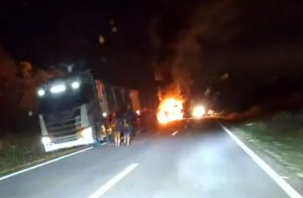 Carreta pega fogo em rodovia que liga Vilhena a Colorado do Oeste