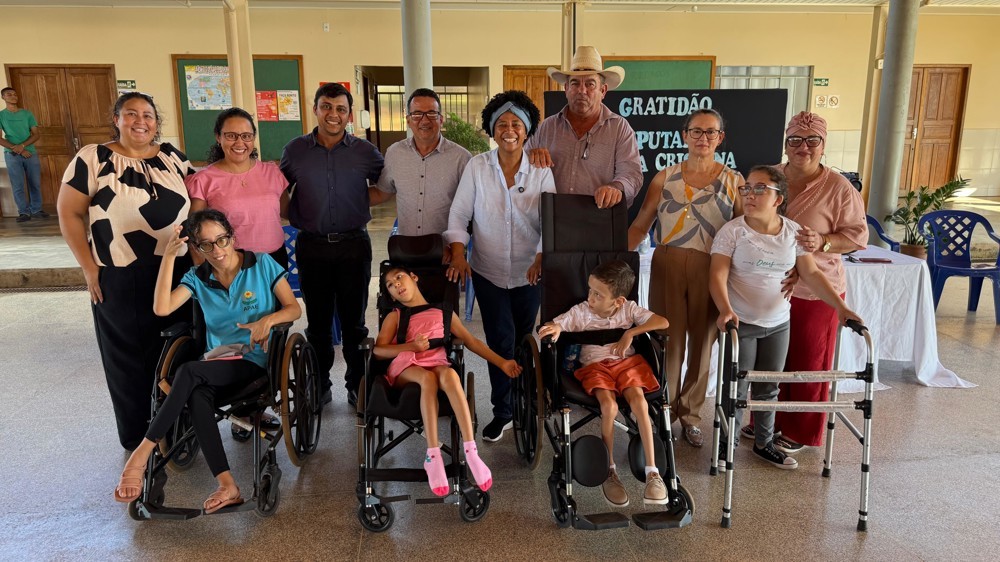 Sílvia Cristina faz a entrega de R$ 100 mil para a Apae de Alta Floresta do Oeste