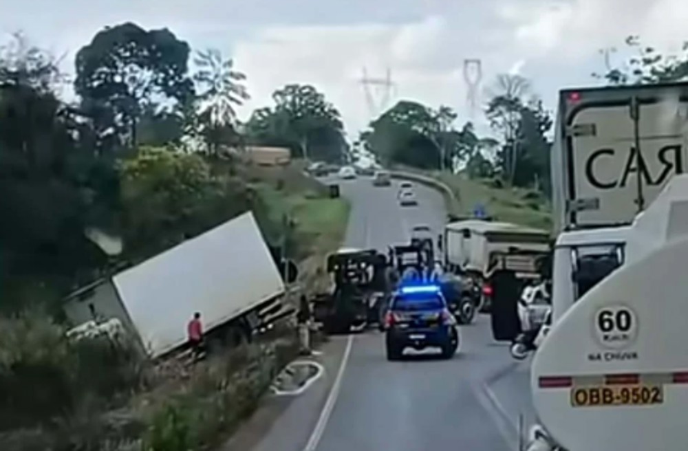 PRF é acionada após caminhão de carga sai da pista na BR-364