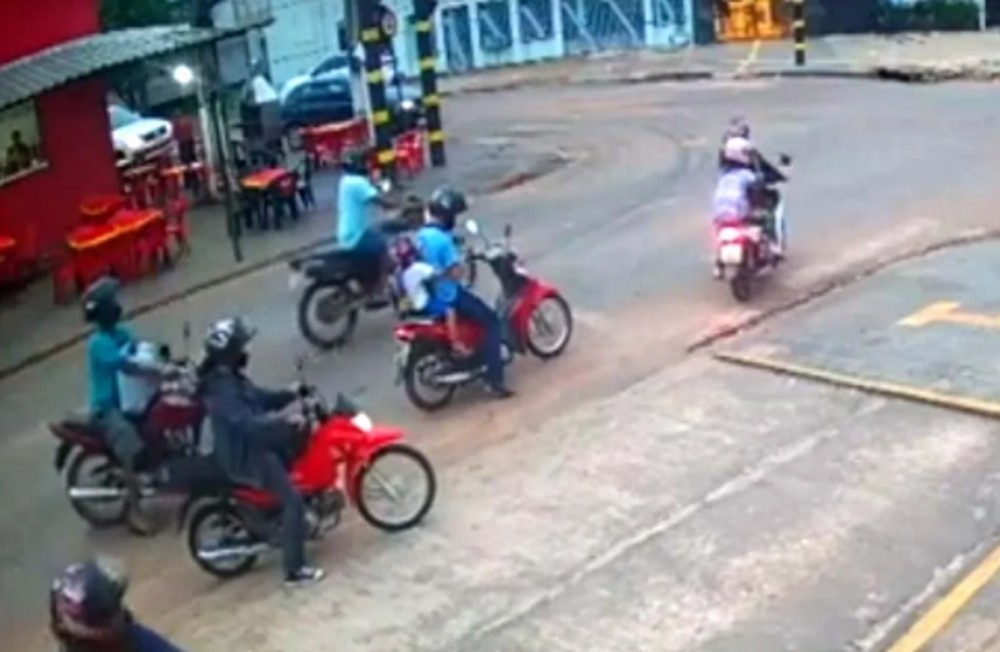 Colisão entre motos assusta pedestres no bairro Teixeirão, em Cacoal