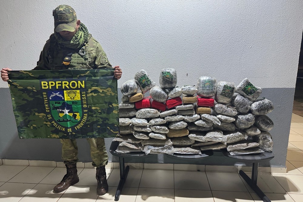 Motociclista foge, mas PM apreende com quase 60 quilos de drogas na BR-364