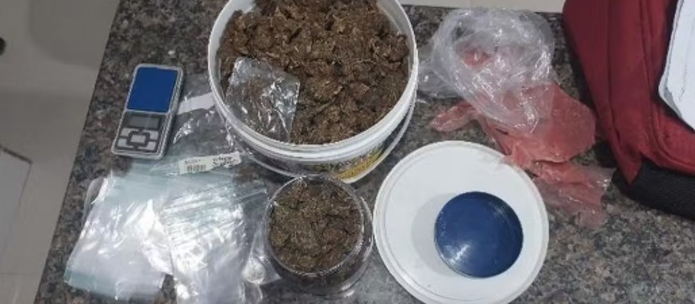 Homem é preso após atirar na namorada e esconder droga em casa; namorada tentou enganar a polícia