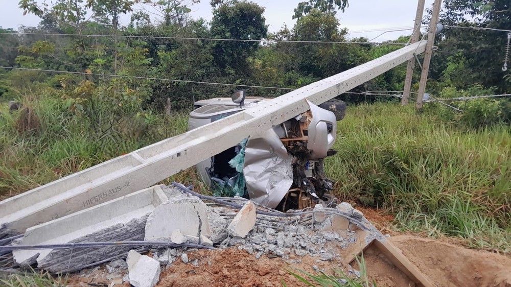 Motorista fica ferida após caminhonete capotar e derrubar poste