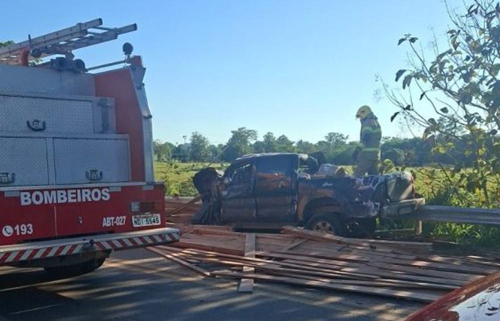 Carreta carregada de madeira tomba sobre caminhonete e deixa três vítimas fatais na BR-364 em Jaru