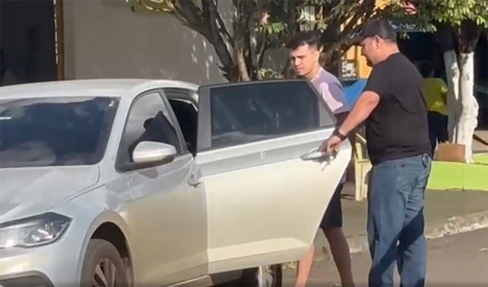 Suspeito de matar jovem a tiros na frente da namorada se entrega à polícia