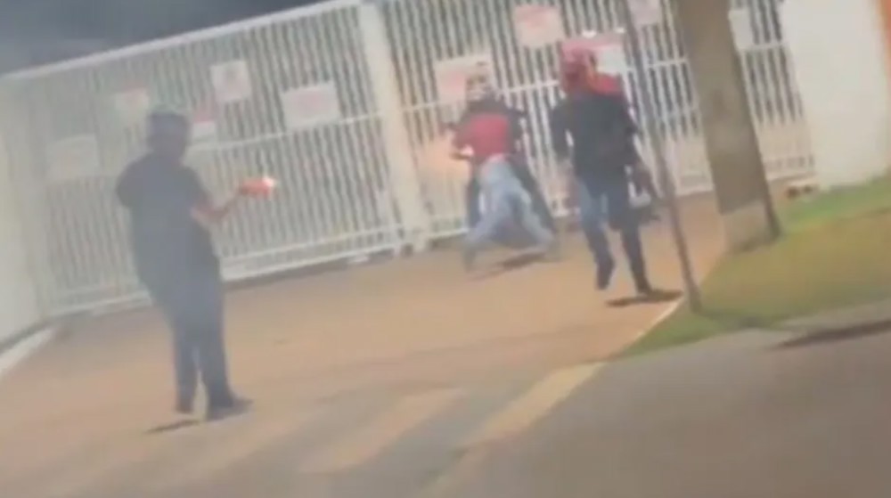 Grupo de motoboys realiza manifestação e causa danos em condomínio
