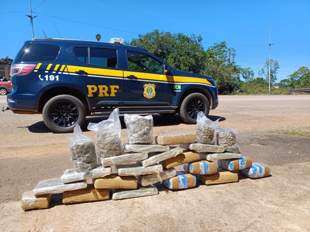 Jovem é flagrado com 23kg de drogas durante fiscalização da PRF em táxi na BR-364