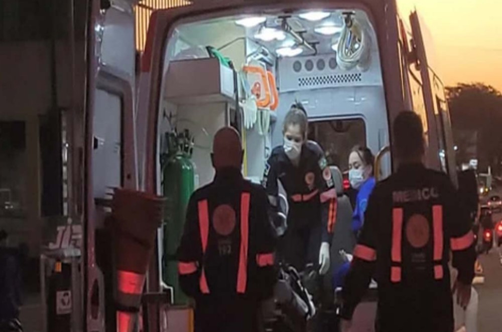 Ciclista é socorrido pelo SAMU após colidir com caminhonete parada