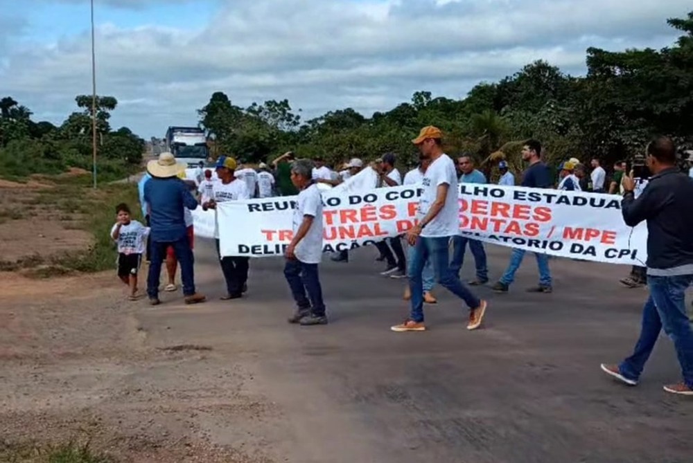 Ocupantes de reservas ambientais fecham BR-364 pedindo negociação