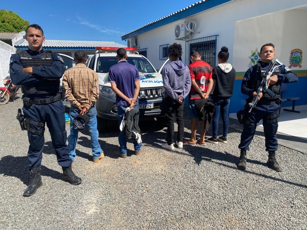 PM apreende drogas e prende cinco suspeitos de tráfico em Jarú