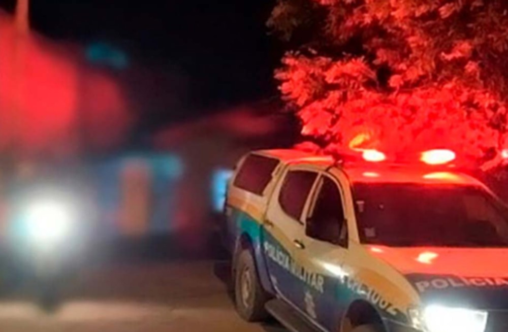 Homem é atacado a facadas durante confusão em bar