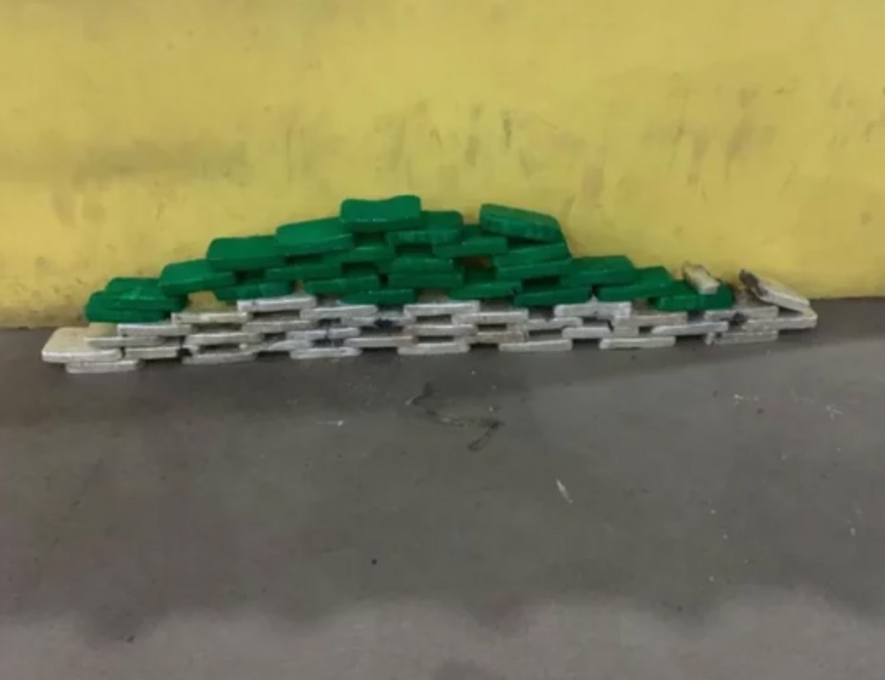PRF apreende mais de 56 kg de pasta base de cocaína escondida em caminhão na BR-364