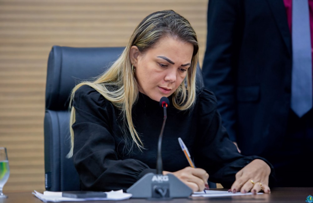 Cláudia de Jesus propõe ampliar licença-paternidade para servidores estaduais