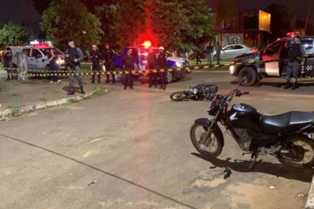 Homens armados invadem salão e acertam tiros em barbeiro e cliente