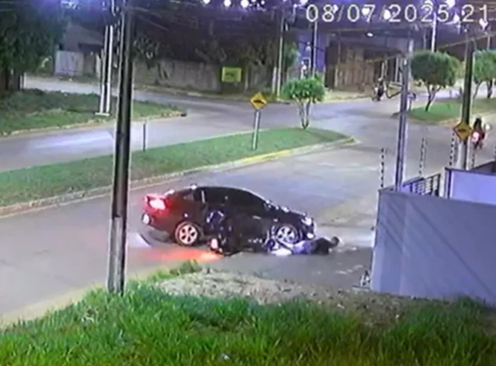 Vídeo flagra colisão entre motocicleta e carro durante manobra em Vilhena