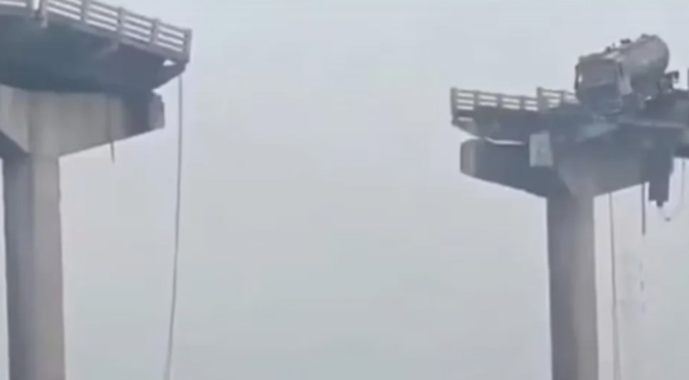 Ponte desaba e mata pelo menos 10 pessoas na Índia