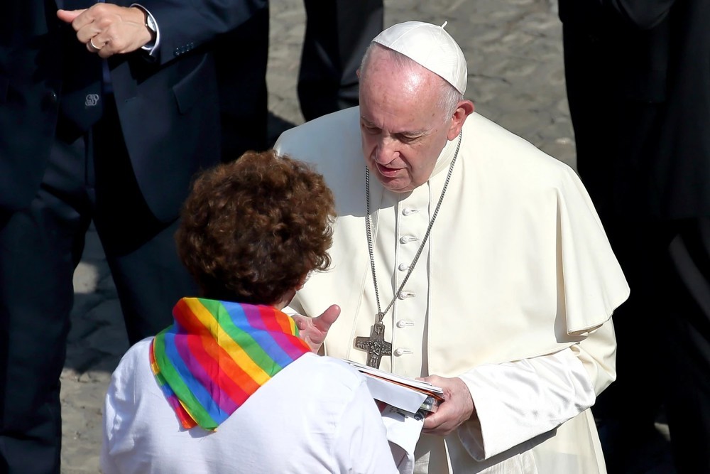 Papa Francisco é chamado de 'servo de Satanás' por autorizar bênção a casais gays