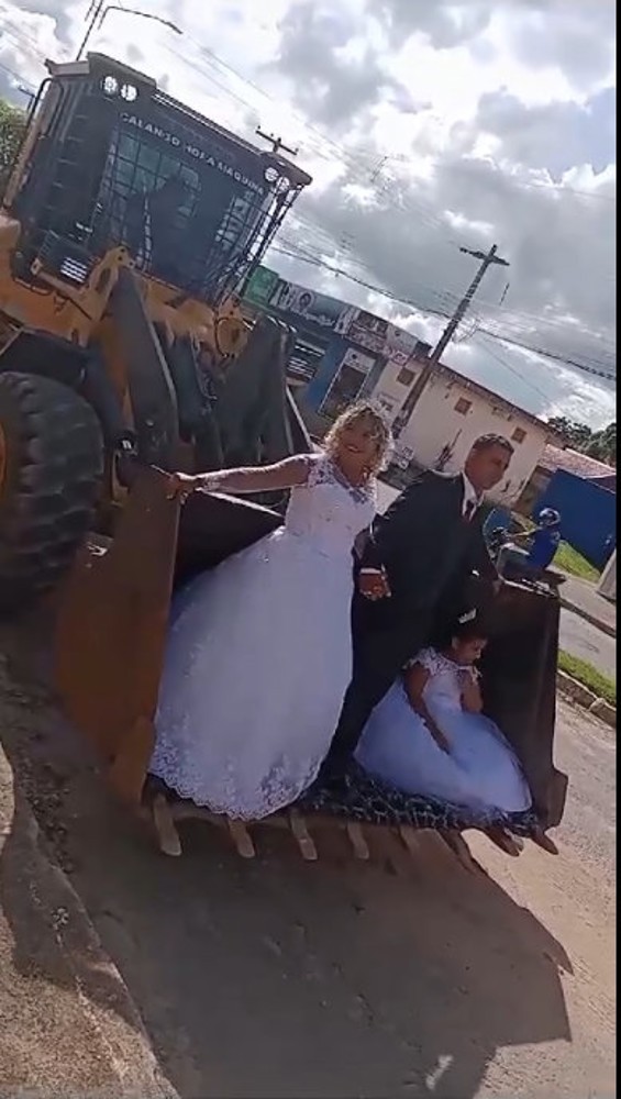 Noiva Operadora de Máquinas pesadas chega em seu casamento dirigindo pá carregadeira