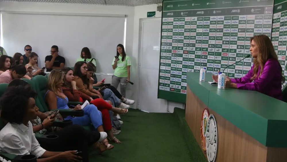 Palmeiras anuncia Abel Ferreira até 2025 em coletiva só para mulheres